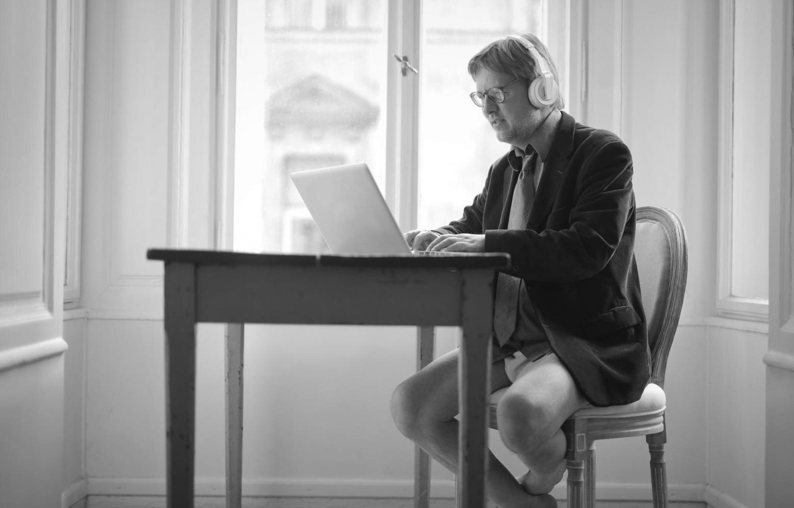 Persona trabajando con ordenador y documentos financieros